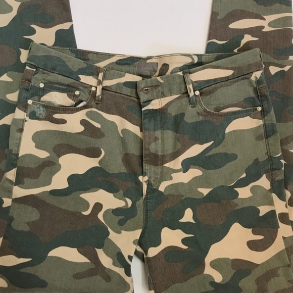MOTHER High Waisted Looker Ankle Fray in See Me ( Camouflage) Size 25 - Picture 4 of 16